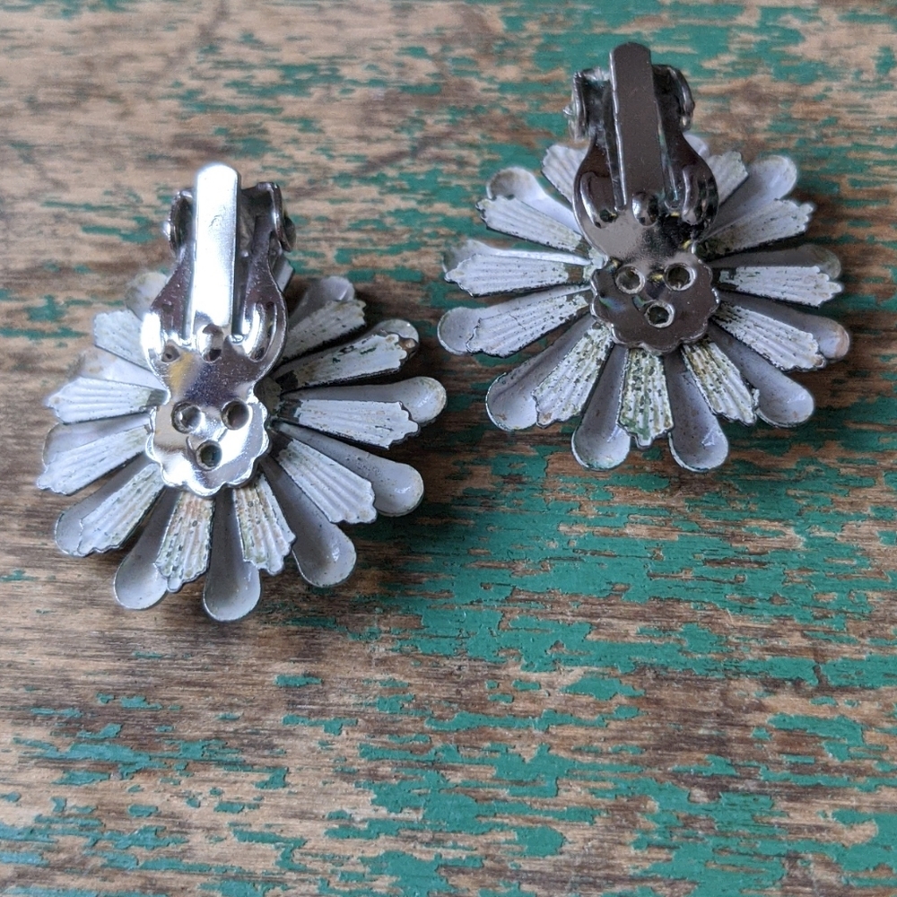 Vintage Black & White Daisy Retro Clip-On Earrings - Picture 4 of 8